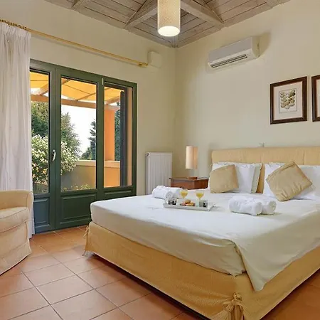 Sleeps 4 Pool Air Con Wifi * Kaligata